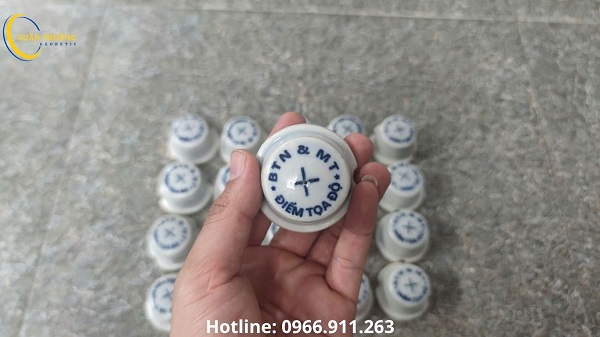 mốc sứ trắc địa